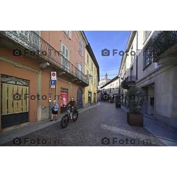 Tiziano Manzoni/LaPresse 6-11-2025 Bergamo, Italia Cronaca TreviglioTreviglio Via piazze paese gente generiche 2025 PIazza Setti Manara, via teatro basilica filodrammatici gente mamme stranieri questura commissariato monte dei paschi bar chiesa parrocchiale ztl parcheggi autunno alberi bicilette panchine rifiuti carcano vicolo