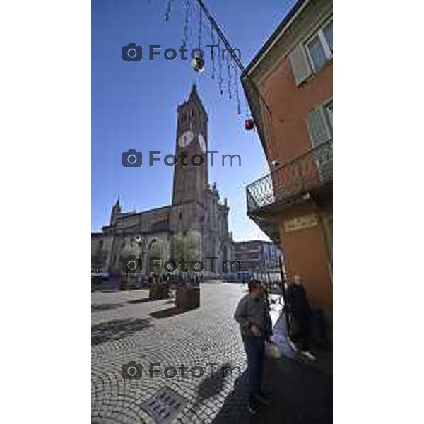 Tiziano Manzoni/LaPresse 6-11-2025 Bergamo, Italia Cronaca TreviglioTreviglio Via piazze paese gente generiche 2025 PIazza Setti Manara, via teatro basilica filodrammatici gente mamme stranieri questura commissariato monte dei paschi bar chiesa parrocchiale ztl parcheggi autunno alberi bicilette panchine rifiuti carcano vicolo