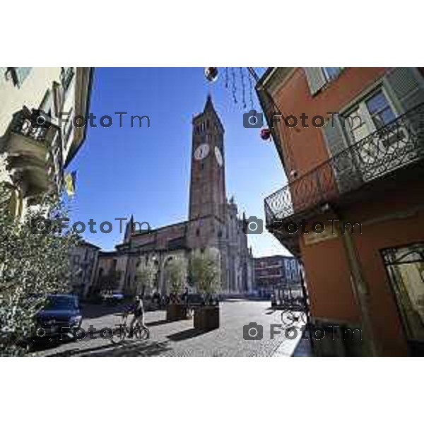 Tiziano Manzoni/LaPresse 6-11-2025 Bergamo, Italia Cronaca TreviglioTreviglio Via piazze paese gente generiche 2025 PIazza Setti Manara, via teatro basilica filodrammatici gente mamme stranieri questura commissariato monte dei paschi bar chiesa parrocchiale ztl parcheggi autunno alberi bicilette panchine rifiuti carcano vicolo