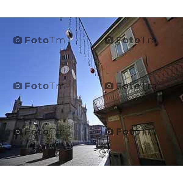 Tiziano Manzoni/LaPresse 6-11-2025 Bergamo, Italia Cronaca TreviglioTreviglio Via piazze paese gente generiche 2025 PIazza Setti Manara, via teatro basilica filodrammatici gente mamme stranieri questura commissariato monte dei paschi bar chiesa parrocchiale ztl parcheggi autunno alberi bicilette panchine rifiuti carcano vicolo