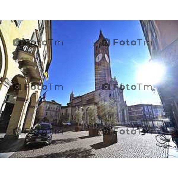 Tiziano Manzoni/LaPresse 6-11-2025 Bergamo, Italia Cronaca TreviglioTreviglio Via piazze paese gente generiche 2025 PIazza Setti Manara, via teatro basilica filodrammatici gente mamme stranieri questura commissariato monte dei paschi bar chiesa parrocchiale ztl parcheggi autunno alberi bicilette panchine rifiuti carcano vicolo