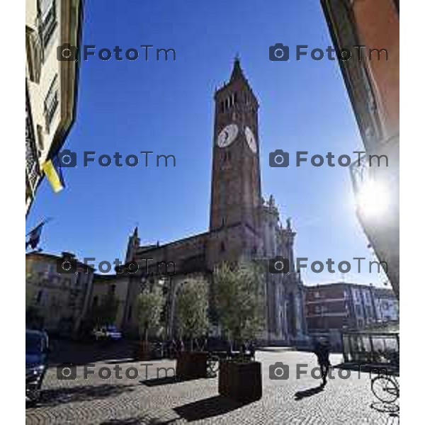 Tiziano Manzoni/LaPresse 6-11-2025 Bergamo, Italia Cronaca TreviglioTreviglio Via piazze paese gente generiche 2025 PIazza Setti Manara, via teatro basilica filodrammatici gente mamme stranieri questura commissariato monte dei paschi bar chiesa parrocchiale ztl parcheggi autunno alberi bicilette panchine rifiuti carcano vicolo