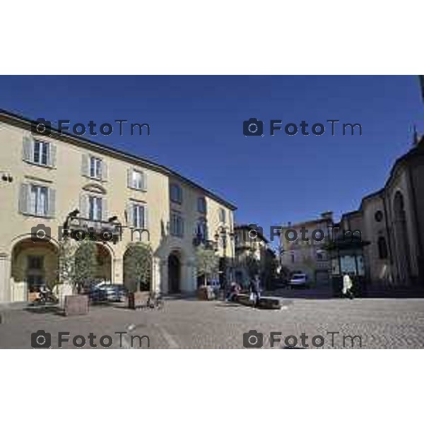 Tiziano Manzoni/LaPresse 6-11-2025 Bergamo, Italia Cronaca TreviglioTreviglio Via piazze paese gente generiche 2025 PIazza Setti Manara, via teatro basilica filodrammatici gente mamme stranieri questura commissariato monte dei paschi bar chiesa parrocchiale ztl parcheggi autunno alberi bicilette panchine rifiuti carcano vicolo