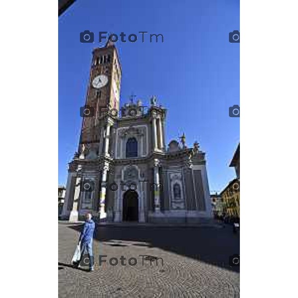 Tiziano Manzoni/LaPresse 6-11-2025 Bergamo, Italia Cronaca TreviglioTreviglio Via piazze paese gente generiche 2025 PIazza Setti Manara, via teatro basilica filodrammatici gente mamme stranieri questura commissariato monte dei paschi bar chiesa parrocchiale ztl parcheggi autunno alberi bicilette panchine rifiuti carcano vicolo