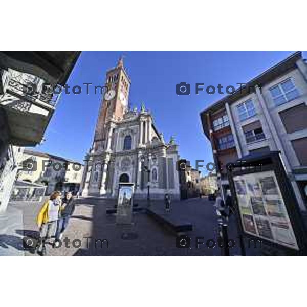 Tiziano Manzoni/LaPresse 6-11-2025 Bergamo, Italia Cronaca TreviglioTreviglio Via piazze paese gente generiche 2025 PIazza Setti Manara, via teatro basilica filodrammatici gente mamme stranieri questura commissariato monte dei paschi bar chiesa parrocchiale ztl parcheggi autunno alberi bicilette panchine rifiuti carcano vicolo