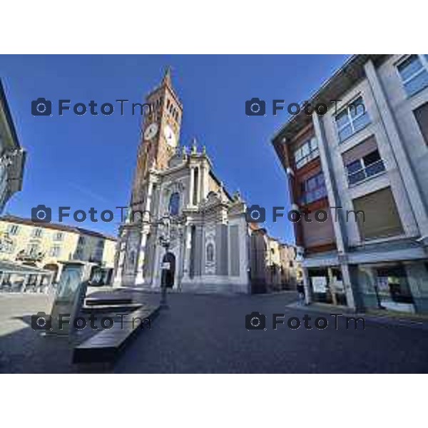 Tiziano Manzoni/LaPresse 6-11-2025 Bergamo, Italia Cronaca TreviglioTreviglio Via piazze paese gente generiche 2025 PIazza Setti Manara, via teatro basilica filodrammatici gente mamme stranieri questura commissariato monte dei paschi bar chiesa parrocchiale ztl parcheggi autunno alberi bicilette panchine rifiuti carcano vicolo
