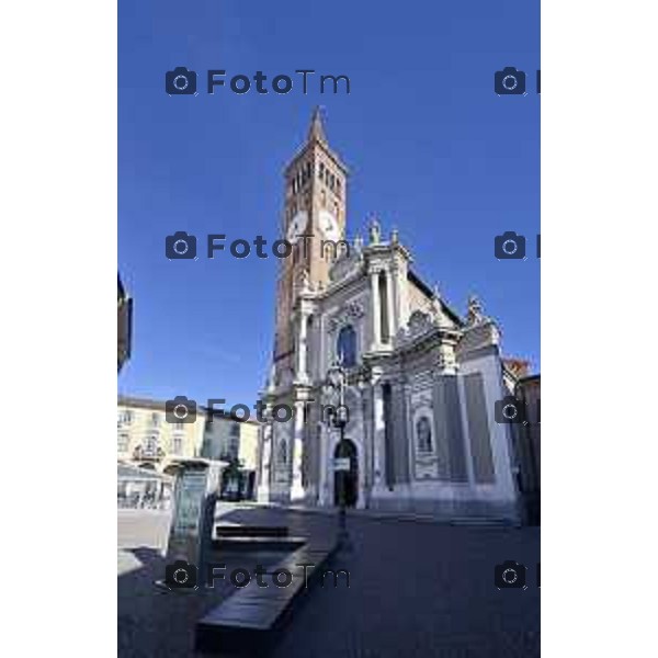 Tiziano Manzoni/LaPresse 6-11-2025 Bergamo, Italia Cronaca TreviglioTreviglio Via piazze paese gente generiche 2025 PIazza Setti Manara, via teatro basilica filodrammatici gente mamme stranieri questura commissariato monte dei paschi bar chiesa parrocchiale ztl parcheggi autunno alberi bicilette panchine rifiuti carcano vicolo