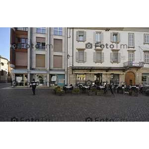 Tiziano Manzoni/LaPresse 6-11-2025 Bergamo, Italia Cronaca TreviglioTreviglio Via piazze paese gente generiche 2025 PIazza Setti Manara, via teatro basilica filodrammatici gente mamme stranieri questura commissariato monte dei paschi bar chiesa parrocchiale ztl parcheggi autunno alberi bicilette panchine rifiuti carcano vicolo