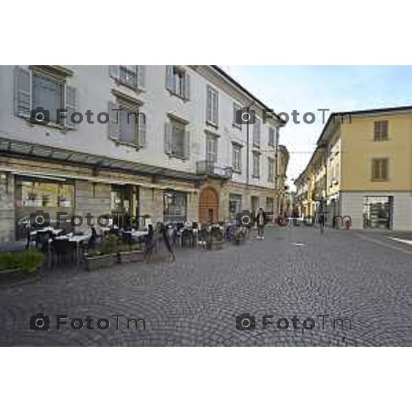 Tiziano Manzoni/LaPresse 6-11-2025 Bergamo, Italia Cronaca TreviglioTreviglio Via piazze paese gente generiche 2025 PIazza Setti Manara, via teatro basilica filodrammatici gente mamme stranieri questura commissariato monte dei paschi bar chiesa parrocchiale ztl parcheggi autunno alberi bicilette panchine rifiuti carcano vicolo