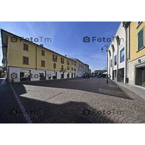 Tiziano Manzoni/LaPresse 6-11-2025 Bergamo, Italia Cronaca TreviglioTreviglio Via piazze paese gente generiche 2025 PIazza Setti Manara, via teatro basilica filodrammatici gente mamme stranieri questura commissariato monte dei paschi bar chiesa parrocchiale ztl parcheggi autunno alberi bicilette panchine rifiuti carcano vicolo