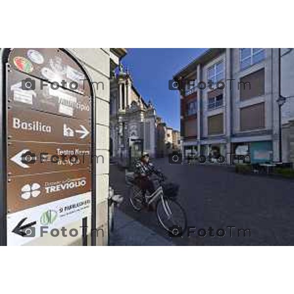 Tiziano Manzoni/LaPresse 6-11-2025 Bergamo, Italia Cronaca TreviglioTreviglio Via piazze paese gente generiche 2025 PIazza Setti Manara, via teatro basilica filodrammatici gente mamme stranieri questura commissariato monte dei paschi bar chiesa parrocchiale ztl parcheggi autunno alberi bicilette panchine rifiuti carcano vicolo