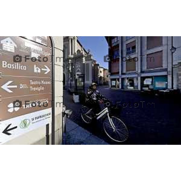 Tiziano Manzoni/LaPresse 6-11-2025 Bergamo, Italia Cronaca TreviglioTreviglio Via piazze paese gente generiche 2025 PIazza Setti Manara, via teatro basilica filodrammatici gente mamme stranieri questura commissariato monte dei paschi bar chiesa parrocchiale ztl parcheggi autunno alberi bicilette panchine rifiuti carcano vicolo