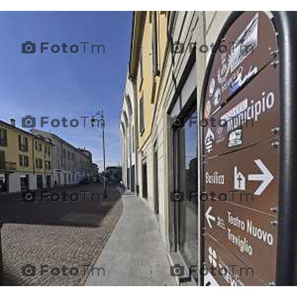 Tiziano Manzoni/LaPresse 6-11-2025 Bergamo, Italia Cronaca TreviglioTreviglio Via piazze paese gente generiche 2025 PIazza Setti Manara, via teatro basilica filodrammatici gente mamme stranieri questura commissariato monte dei paschi bar chiesa parrocchiale ztl parcheggi autunno alberi bicilette panchine rifiuti carcano vicolo