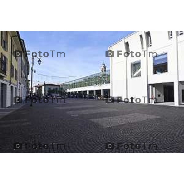 Tiziano Manzoni/LaPresse 6-11-2025 Bergamo, Italia Cronaca TreviglioTreviglio Via piazze paese gente generiche 2025 PIazza Setti Manara, via teatro basilica filodrammatici gente mamme stranieri questura commissariato monte dei paschi bar chiesa parrocchiale ztl parcheggi autunno alberi bicilette panchine rifiuti carcano vicolo