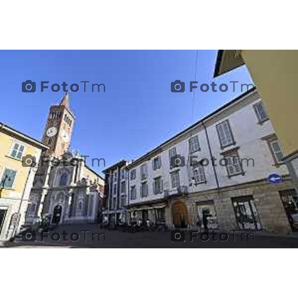 Tiziano Manzoni/LaPresse 6-11-2025 Bergamo, Italia Cronaca TreviglioTreviglio Via piazze paese gente generiche 2025 PIazza Setti Manara, via teatro basilica filodrammatici gente mamme stranieri questura commissariato monte dei paschi bar chiesa parrocchiale ztl parcheggi autunno alberi bicilette panchine rifiuti carcano vicolo