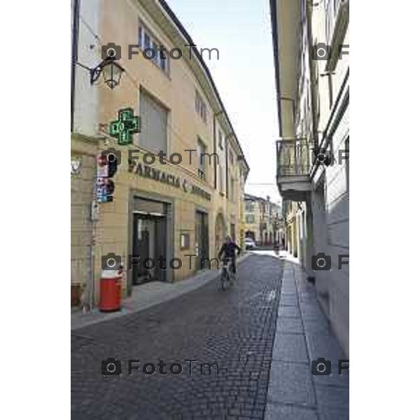 Tiziano Manzoni/LaPresse 6-11-2025 Bergamo, Italia Cronaca TreviglioTreviglio Via piazze paese gente generiche 2025 PIazza Setti Manara, via teatro basilica filodrammatici gente mamme stranieri questura commissariato monte dei paschi bar chiesa parrocchiale ztl parcheggi autunno alberi bicilette panchine rifiuti carcano vicolo