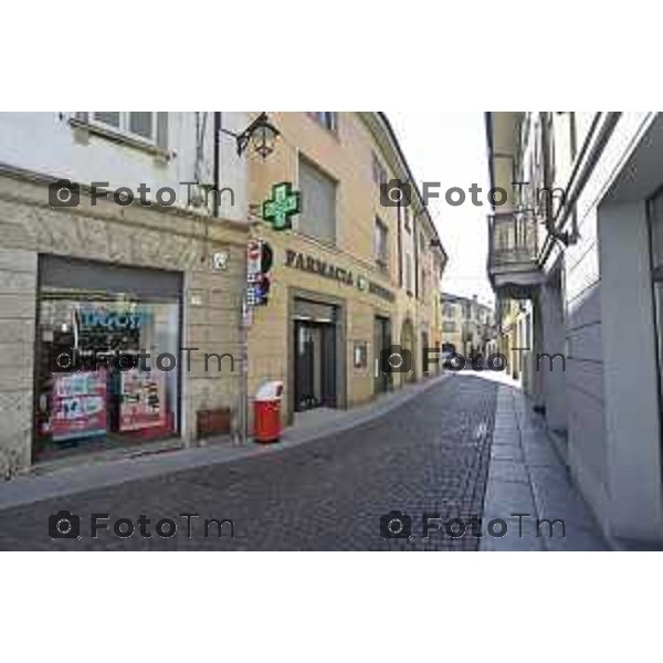 Tiziano Manzoni/LaPresse 6-11-2025 Bergamo, Italia Cronaca TreviglioTreviglio Via piazze paese gente generiche 2025 PIazza Setti Manara, via teatro basilica filodrammatici gente mamme stranieri questura commissariato monte dei paschi bar chiesa parrocchiale ztl parcheggi autunno alberi bicilette panchine rifiuti carcano vicolo