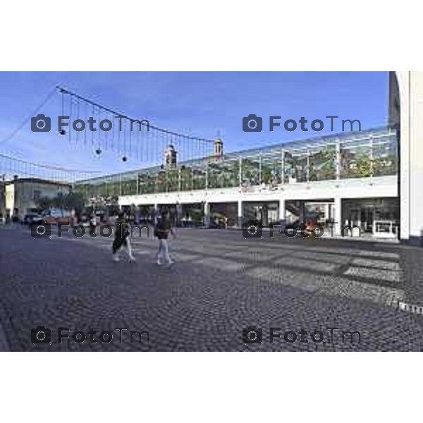 Tiziano Manzoni/LaPresse 6-11-2025 Bergamo, Italia Cronaca TreviglioTreviglio Via piazze paese gente generiche 2025 PIazza Setti Manara, via teatro basilica filodrammatici gente mamme stranieri questura commissariato monte dei paschi bar chiesa parrocchiale ztl parcheggi autunno alberi bicilette panchine rifiuti carcano vicolo