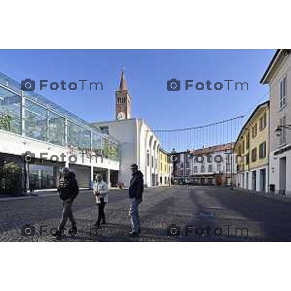 Tiziano Manzoni/LaPresse 6-11-2025 Bergamo, Italia Cronaca TreviglioTreviglio Via piazze paese gente generiche 2025 PIazza Setti Manara, via teatro basilica filodrammatici gente mamme stranieri questura commissariato monte dei paschi bar chiesa parrocchiale ztl parcheggi autunno alberi bicilette panchine rifiuti carcano vicolo