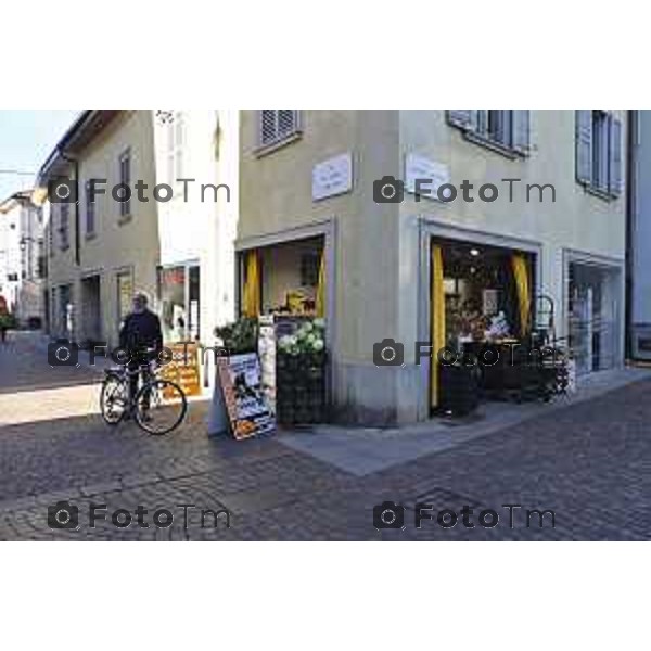 Tiziano Manzoni/LaPresse 6-11-2025 Bergamo, Italia Cronaca TreviglioTreviglio Via piazze paese gente generiche 2025 PIazza Setti Manara, via teatro basilica filodrammatici gente mamme stranieri questura commissariato monte dei paschi bar chiesa parrocchiale ztl parcheggi autunno alberi bicilette panchine rifiuti carcano vicolo