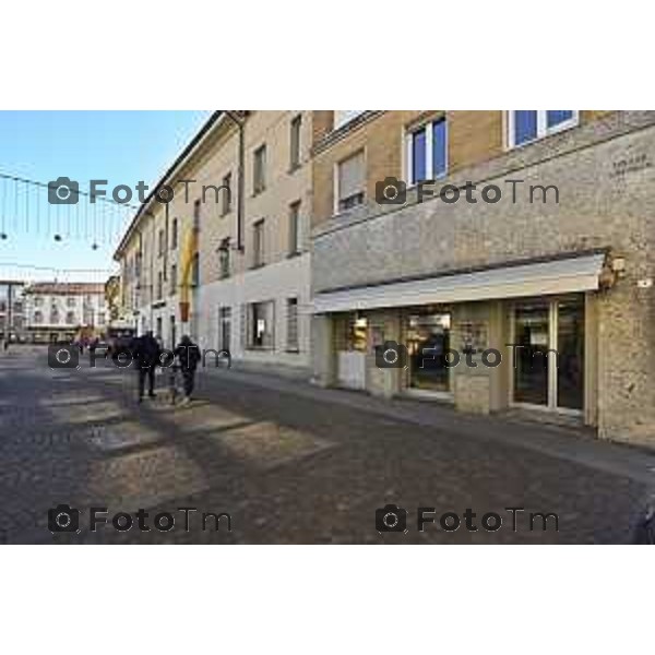 Tiziano Manzoni/LaPresse 6-11-2025 Bergamo, Italia Cronaca TreviglioTreviglio Via piazze paese gente generiche 2025 PIazza Setti Manara, via teatro basilica filodrammatici gente mamme stranieri questura commissariato monte dei paschi bar chiesa parrocchiale ztl parcheggi autunno alberi bicilette panchine rifiuti carcano vicolo