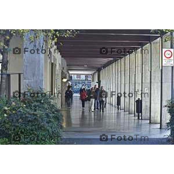 Tiziano Manzoni/LaPresse 6-11-2025 Bergamo, Italia Cronaca TreviglioTreviglio Via piazze paese gente generiche 2025 PIazza Setti Manara, via teatro basilica filodrammatici gente mamme stranieri questura commissariato monte dei paschi bar chiesa parrocchiale ztl parcheggi autunno alberi bicilette panchine rifiuti carcano vicolo