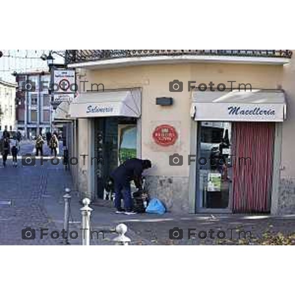 Tiziano Manzoni/LaPresse 6-11-2025 Bergamo, Italia Cronaca TreviglioTreviglio Via piazze paese gente generiche 2025 PIazza Setti Manara, via teatro basilica filodrammatici gente mamme stranieri questura commissariato monte dei paschi bar chiesa parrocchiale ztl parcheggi autunno alberi bicilette panchine rifiuti carcano vicolo