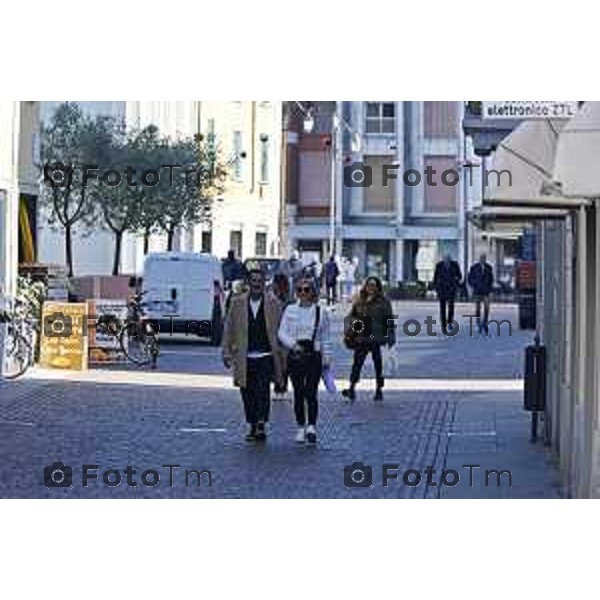 Tiziano Manzoni/LaPresse 6-11-2025 Bergamo, Italia Cronaca TreviglioTreviglio Via piazze paese gente generiche 2025 PIazza Setti Manara, via teatro basilica filodrammatici gente mamme stranieri questura commissariato monte dei paschi bar chiesa parrocchiale ztl parcheggi autunno alberi bicilette panchine rifiuti carcano vicolo