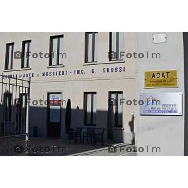 Tiziano Manzoni/LaPresse 6-11-2025 Bergamo, Italia Cronaca TreviglioTreviglio Via piazze paese gente generiche 2025 PIazza Setti Manara, via teatro basilica filodrammatici gente mamme stranieri questura commissariato monte dei paschi bar chiesa parrocchiale ztl parcheggi autunno alberi bicilette panchine rifiuti carcano vicolo