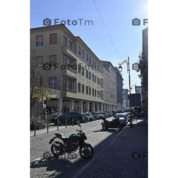 Tiziano Manzoni/LaPresse 6-11-2025 Bergamo, Italia Cronaca TreviglioTreviglio Via piazze paese gente generiche 2025 PIazza Setti Manara, via teatro basilica filodrammatici gente mamme stranieri questura commissariato monte dei paschi bar chiesa parrocchiale ztl parcheggi autunno alberi bicilette panchine rifiuti carcano vicolo