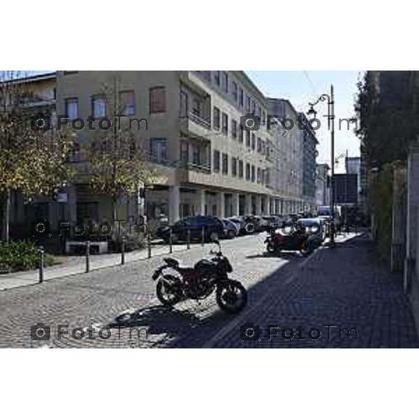 Tiziano Manzoni/LaPresse 6-11-2025 Bergamo, Italia Cronaca TreviglioTreviglio Via piazze paese gente generiche 2025 PIazza Setti Manara, via teatro basilica filodrammatici gente mamme stranieri questura commissariato monte dei paschi bar chiesa parrocchiale ztl parcheggi autunno alberi bicilette panchine rifiuti carcano vicolo