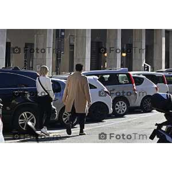 Tiziano Manzoni/LaPresse 6-11-2025 Bergamo, Italia Cronaca TreviglioTreviglio Via piazze paese gente generiche 2025 PIazza Setti Manara, via teatro basilica filodrammatici gente mamme stranieri questura commissariato monte dei paschi bar chiesa parrocchiale ztl parcheggi autunno alberi bicilette panchine rifiuti carcano vicolo