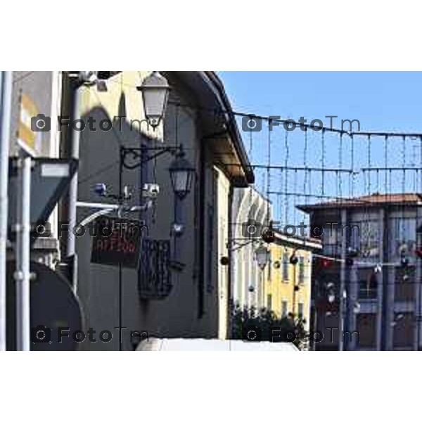 Tiziano Manzoni/LaPresse 6-11-2025 Bergamo, Italia Cronaca TreviglioTreviglio Via piazze paese gente generiche 2025 PIazza Setti Manara, via teatro basilica filodrammatici gente mamme stranieri questura commissariato monte dei paschi bar chiesa parrocchiale ztl parcheggi autunno alberi bicilette panchine rifiuti carcano vicolo