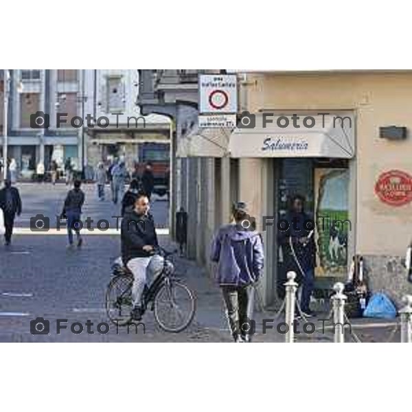 Tiziano Manzoni/LaPresse 6-11-2025 Bergamo, Italia Cronaca TreviglioTreviglio Via piazze paese gente generiche 2025 PIazza Setti Manara, via teatro basilica filodrammatici gente mamme stranieri questura commissariato monte dei paschi bar chiesa parrocchiale ztl parcheggi autunno alberi bicilette panchine rifiuti carcano vicolo