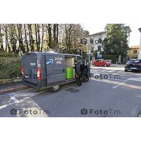 Tiziano Manzoni/LaPresse 6-11-2025 Bergamo, Italia Cronaca TreviglioTreviglio Via piazze paese gente generiche 2025 PIazza Setti Manara, via teatro basilica filodrammatici gente mamme stranieri questura commissariato monte dei paschi bar chiesa parrocchiale ztl parcheggi autunno alberi bicilette panchine rifiuti carcano vicolo