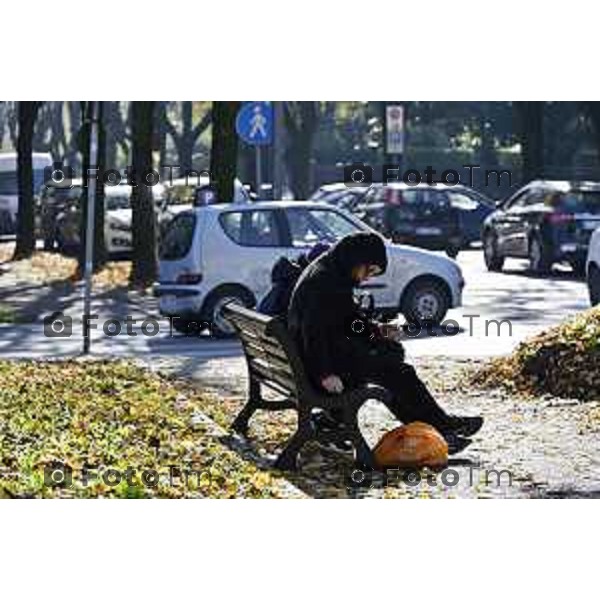 Tiziano Manzoni/LaPresse 6-11-2025 Bergamo, Italia Cronaca TreviglioTreviglio Via piazze paese gente generiche 2025 PIazza Setti Manara, via teatro basilica filodrammatici gente mamme stranieri questura commissariato monte dei paschi bar chiesa parrocchiale ztl parcheggi autunno alberi bicilette panchine rifiuti carcano vicolo