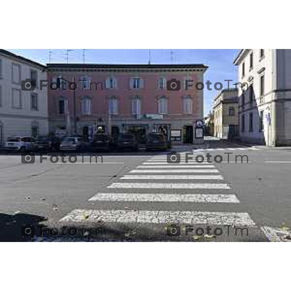 Tiziano Manzoni/LaPresse 6-11-2025 Bergamo, Italia Cronaca TreviglioTreviglio Via piazze paese gente generiche 2025 PIazza Setti Manara, via teatro basilica filodrammatici gente mamme stranieri questura commissariato monte dei paschi bar chiesa parrocchiale ztl parcheggi autunno alberi bicilette panchine rifiuti carcano vicolo