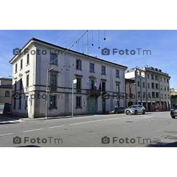 Tiziano Manzoni/LaPresse 6-11-2025 Bergamo, Italia Cronaca TreviglioTreviglio Via piazze paese gente generiche 2025 PIazza Setti Manara, via teatro basilica filodrammatici gente mamme stranieri questura commissariato monte dei paschi bar chiesa parrocchiale ztl parcheggi autunno alberi bicilette panchine rifiuti carcano vicolo