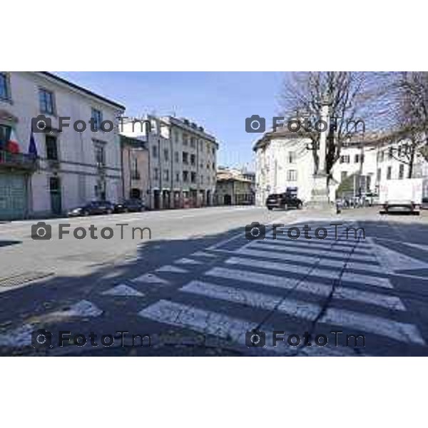 Tiziano Manzoni/LaPresse 6-11-2025 Bergamo, Italia Cronaca TreviglioTreviglio Via piazze paese gente generiche 2025 PIazza Setti Manara, via teatro basilica filodrammatici gente mamme stranieri questura commissariato monte dei paschi bar chiesa parrocchiale ztl parcheggi autunno alberi bicilette panchine rifiuti carcano vicolo