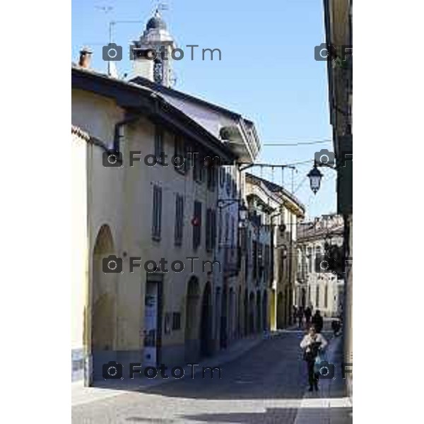 Tiziano Manzoni/LaPresse 6-11-2025 Bergamo, Italia Cronaca TreviglioTreviglio Via piazze paese gente generiche 2025 PIazza Setti Manara, via teatro basilica filodrammatici gente mamme stranieri questura commissariato monte dei paschi bar chiesa parrocchiale ztl parcheggi autunno alberi bicilette panchine rifiuti carcano vicolo