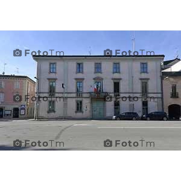 Tiziano Manzoni/LaPresse 6-11-2025 Bergamo, Italia Cronaca TreviglioTreviglio Via piazze paese gente generiche 2025 PIazza Setti Manara, via teatro basilica filodrammatici gente mamme stranieri questura commissariato monte dei paschi bar chiesa parrocchiale ztl parcheggi autunno alberi bicilette panchine rifiuti carcano vicolo