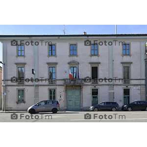 Tiziano Manzoni/LaPresse 6-11-2025 Bergamo, Italia Cronaca TreviglioTreviglio Via piazze paese gente generiche 2025 PIazza Setti Manara, via teatro basilica filodrammatici gente mamme stranieri questura commissariato monte dei paschi bar chiesa parrocchiale ztl parcheggi autunno alberi bicilette panchine rifiuti carcano vicolo