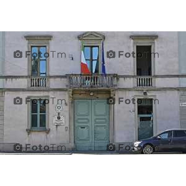 Tiziano Manzoni/LaPresse 6-11-2025 Bergamo, Italia Cronaca TreviglioTreviglio Via piazze paese gente generiche 2025 PIazza Setti Manara, via teatro basilica filodrammatici gente mamme stranieri questura commissariato monte dei paschi bar chiesa parrocchiale ztl parcheggi autunno alberi bicilette panchine rifiuti carcano vicolo