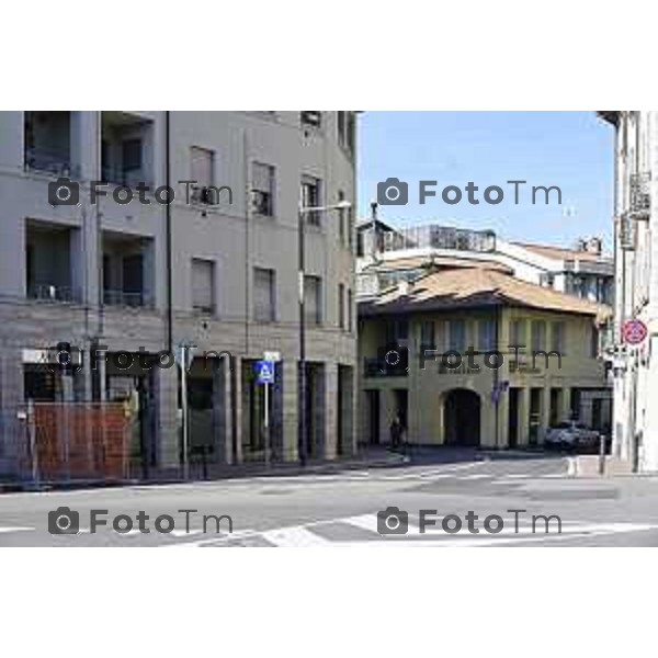 Tiziano Manzoni/LaPresse 6-11-2025 Bergamo, Italia Cronaca TreviglioTreviglio Via piazze paese gente generiche 2025 PIazza Setti Manara, via teatro basilica filodrammatici gente mamme stranieri questura commissariato monte dei paschi bar chiesa parrocchiale ztl parcheggi autunno alberi bicilette panchine rifiuti carcano vicolo