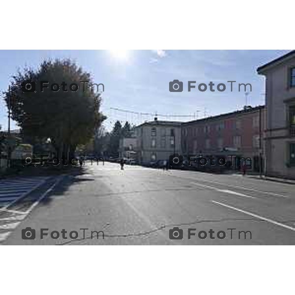 Tiziano Manzoni/LaPresse 6-11-2025 Bergamo, Italia Cronaca TreviglioTreviglio Via piazze paese gente generiche 2025 PIazza Setti Manara, via teatro basilica filodrammatici gente mamme stranieri questura commissariato monte dei paschi bar chiesa parrocchiale ztl parcheggi autunno alberi bicilette panchine rifiuti carcano vicolo