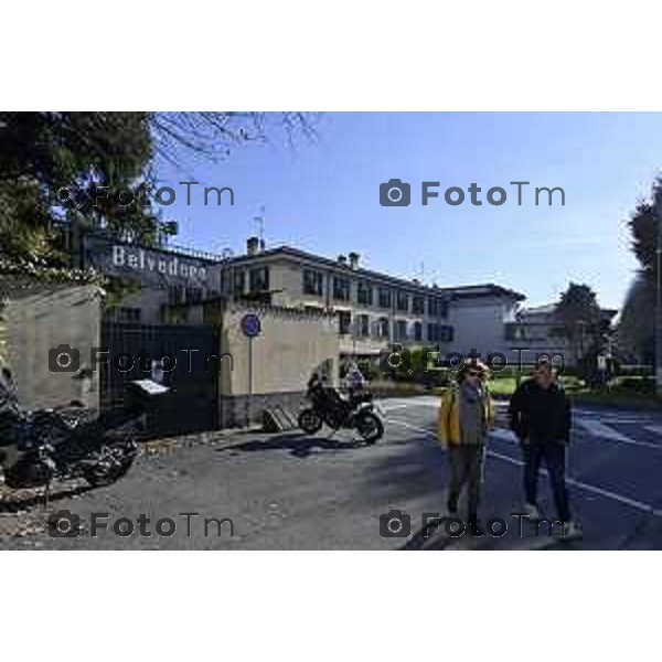 Tiziano Manzoni/LaPresse 6-11-2025 Bergamo, Italia Cronaca TreviglioTreviglio Via piazze paese gente generiche 2025 PIazza Setti Manara, via teatro basilica filodrammatici gente mamme stranieri questura commissariato monte dei paschi bar chiesa parrocchiale ztl parcheggi autunno alberi bicilette panchine rifiuti carcano vicolo