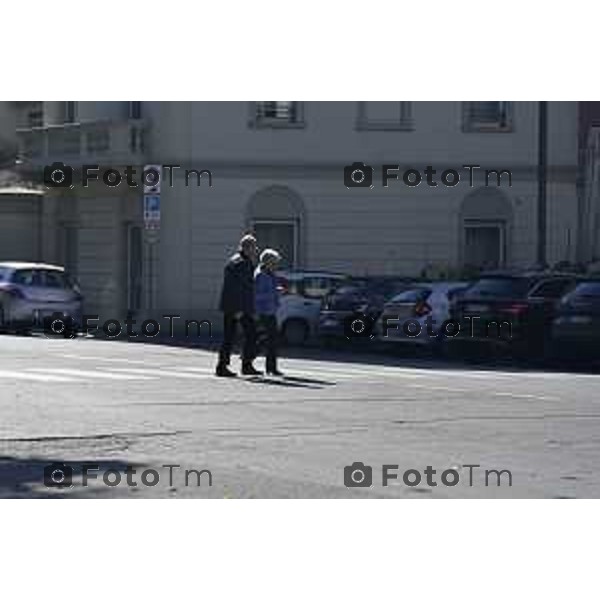 Tiziano Manzoni/LaPresse 6-11-2025 Bergamo, Italia Cronaca TreviglioTreviglio Via piazze paese gente generiche 2025 PIazza Setti Manara, via teatro basilica filodrammatici gente mamme stranieri questura commissariato monte dei paschi bar chiesa parrocchiale ztl parcheggi autunno alberi bicilette panchine rifiuti carcano vicolo