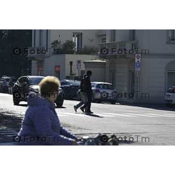 Tiziano Manzoni/LaPresse 6-11-2025 Bergamo, Italia Cronaca TreviglioTreviglio Via piazze paese gente generiche 2025 PIazza Setti Manara, via teatro basilica filodrammatici gente mamme stranieri questura commissariato monte dei paschi bar chiesa parrocchiale ztl parcheggi autunno alberi bicilette panchine rifiuti carcano vicolo