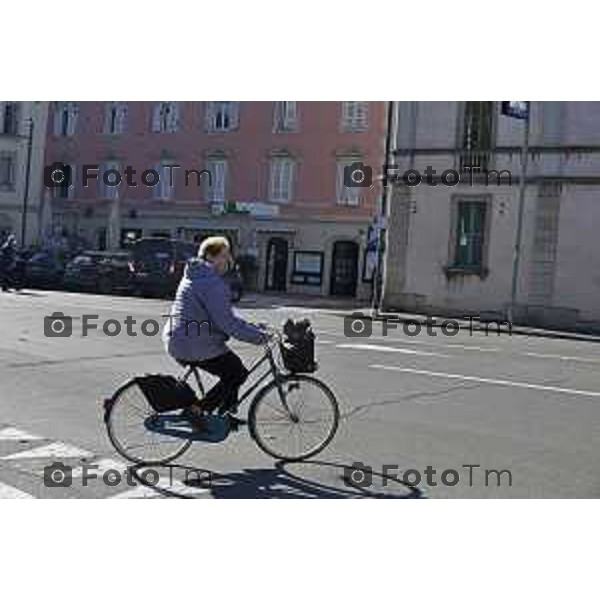 Tiziano Manzoni/LaPresse 6-11-2025 Bergamo, Italia Cronaca TreviglioTreviglio Via piazze paese gente generiche 2025 PIazza Setti Manara, via teatro basilica filodrammatici gente mamme stranieri questura commissariato monte dei paschi bar chiesa parrocchiale ztl parcheggi autunno alberi bicilette panchine rifiuti carcano vicolo