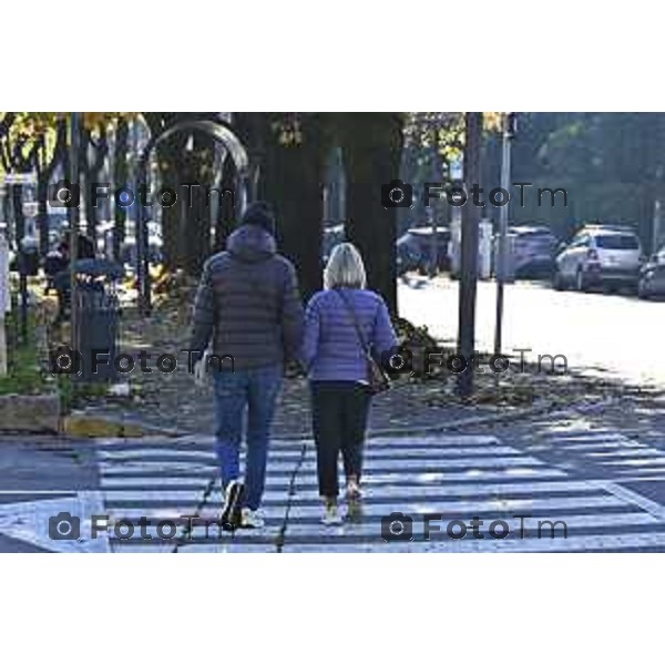 Tiziano Manzoni/LaPresse 6-11-2025 Bergamo, Italia Cronaca TreviglioTreviglio Via piazze paese gente generiche 2025 PIazza Setti Manara, via teatro basilica filodrammatici gente mamme stranieri questura commissariato monte dei paschi bar chiesa parrocchiale ztl parcheggi autunno alberi bicilette panchine rifiuti carcano vicolo